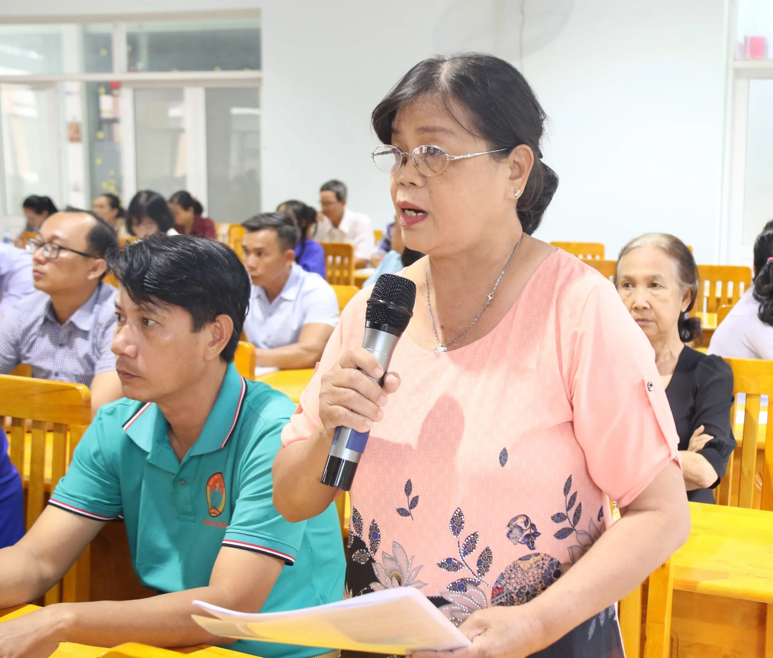 Buổi họp cử tri tại Hóc Môn với sự tham gia của người dân địa phương