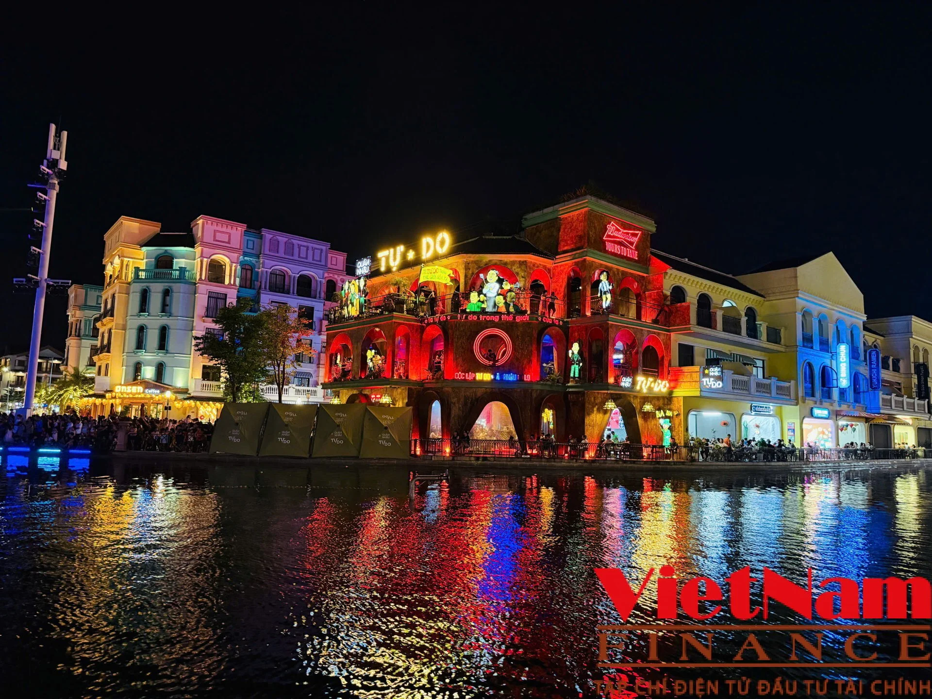 Nhịp sống khu dân cư thể hiện qua sinh hoạt ban ngày và ban đêm